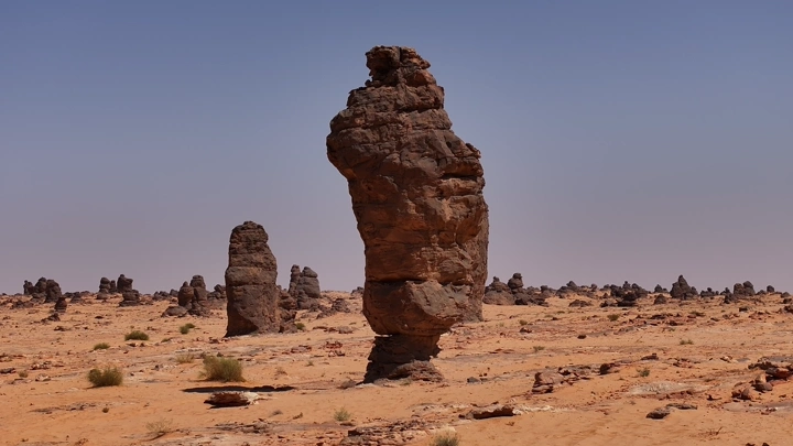 تكوينات صخرية في صحراء الغراميل تحت سماء صافية، لقطة نهارية.