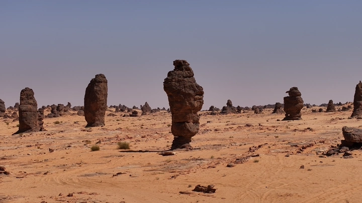 تكوينات صخرية في صحراء الغراميل، لقطة نهارية.