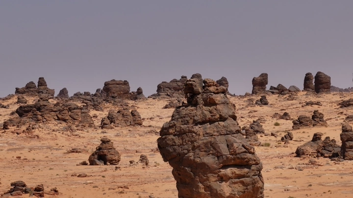 تكوينات صخرية في صحراء غراميل، لقطة نهارية.