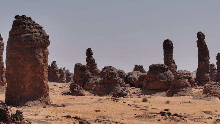 تكوينات صخرية في صحراء غراميل، لقطة نهارية.