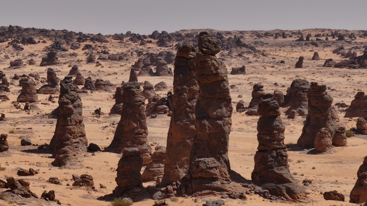 تكوينات صخرية في صحراء غراميل، لقطة جوية.