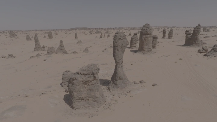 تكوينات صخرية في صحراء نهارية، لقطة جوية.