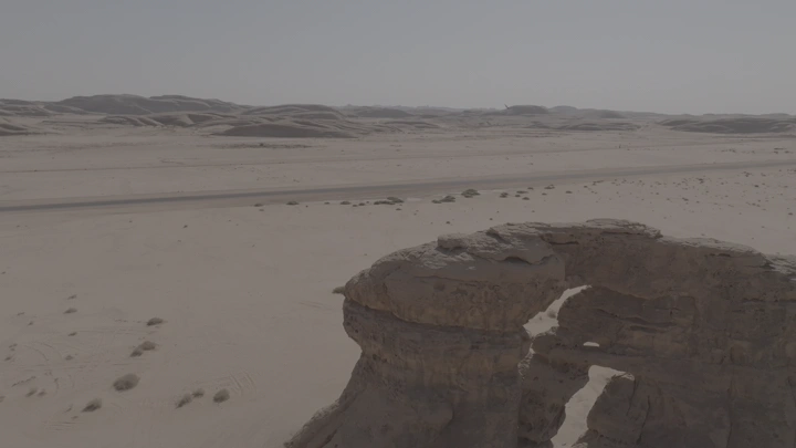 تكوين صخري في العلا تحت السماء الصافية، لقطة جوية.