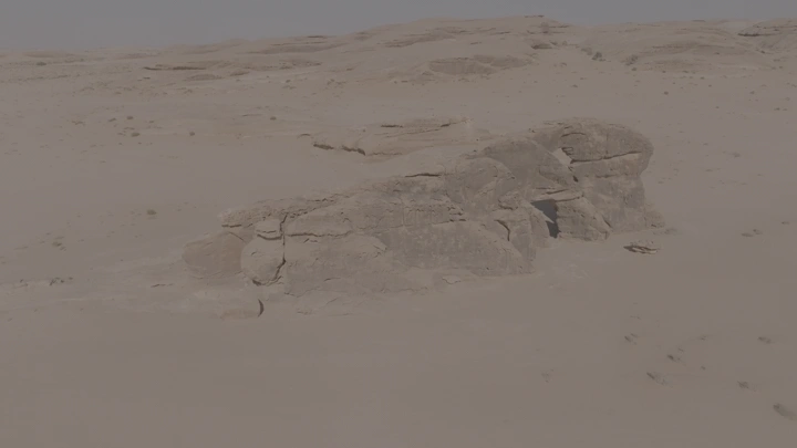 تكوين صخري في صحراء قاحلة، لقطة جوية.