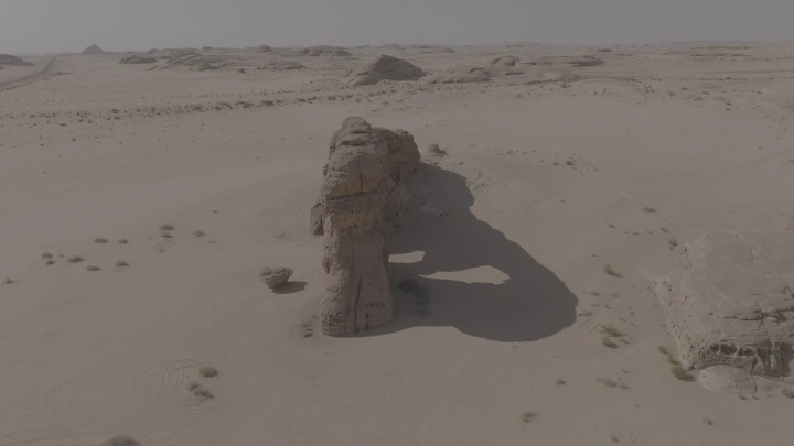 قوس صخري في صحراء جبال خرب، لقطة جوية.