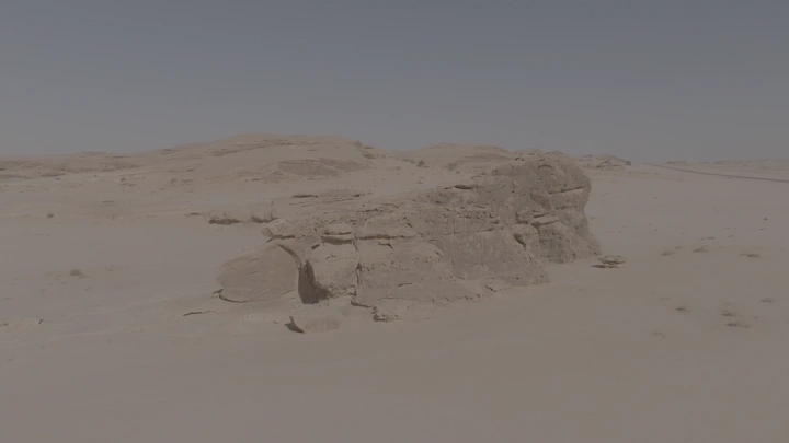 تكوين صخري في محمية الشرعان تحت السماء الصافية، لقطة جوية.