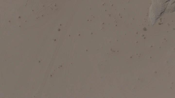 صحراء مع صخور متناثرة في جبال الشرعان، لقطة جوية.