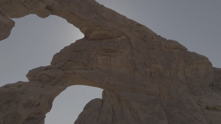 تكوين صخري في جبال العلا تحت ضوء الشمس، لقطة منخفضة الزاوية.