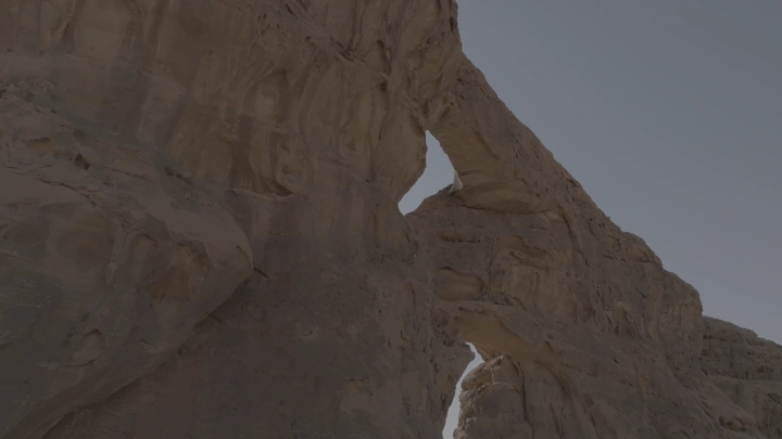 تكوين صخري في جبال العلا، لقطة من الأسفل.