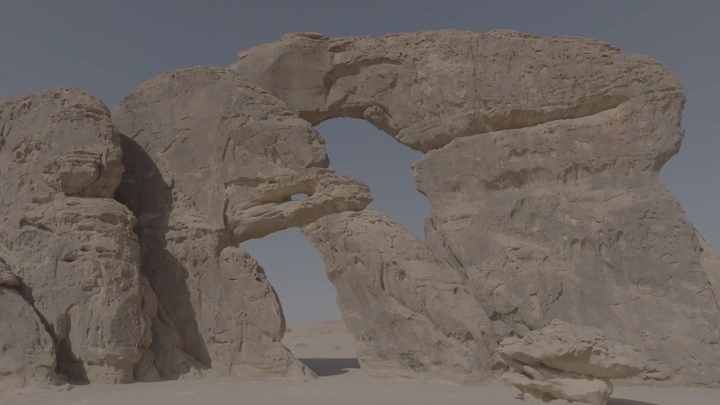 تكوين صخري في العلا، تصوير نهاري واسع الزاوية.