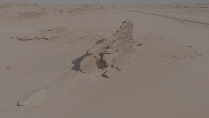 قوس صخري في صحراء قاحلة، لقطة جوية.