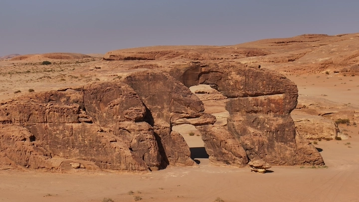 تكوين صخري في العلا تحت ضوء الشمس، لقطة أرضية.