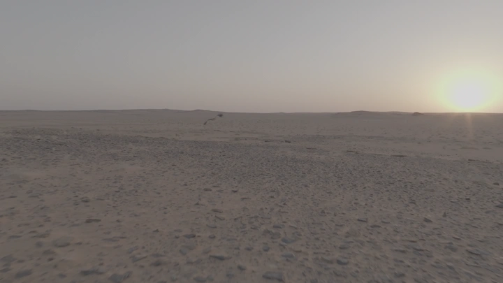 صحراء واسعة عند غروب الشمس، لقطة جوية.