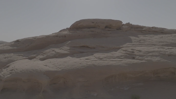 تكوين صخري طبيعي في الصحراء، لقطة نهارية.