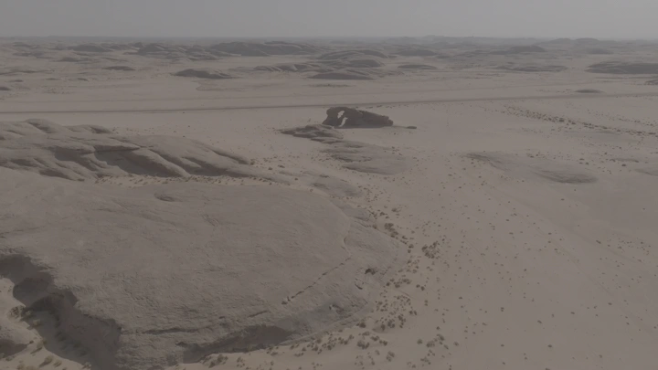 صحراء واسعة مع تشكيلات صخرية، لقطة جوية.
