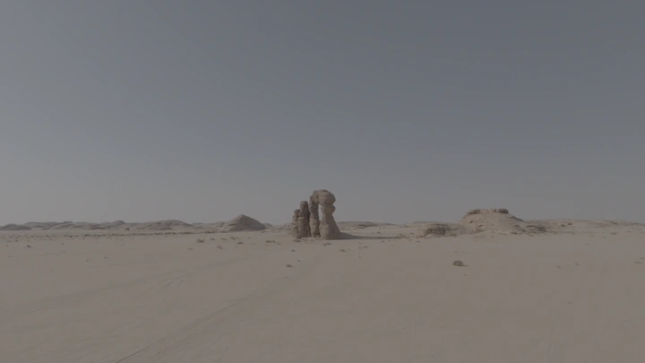 تكوين صخري في صحراء العلا، لقطة نهارية واسعة.