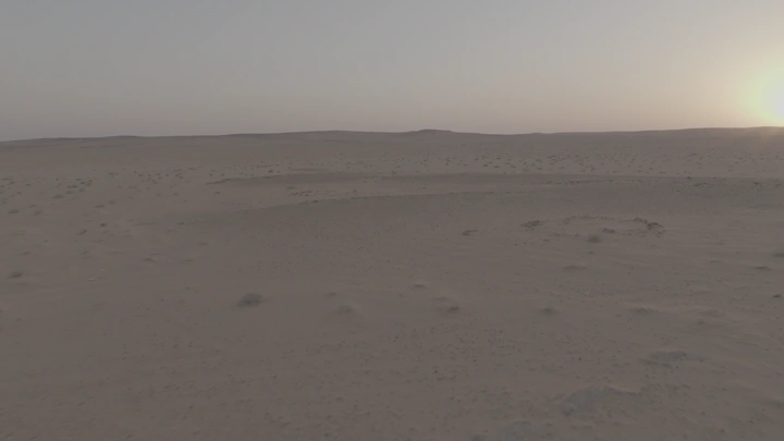 صحراء شاسعة عند الغروب، منظر جوي.