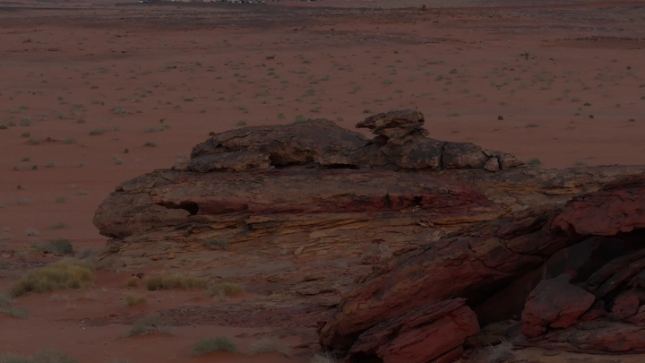 صخور في صحراء واسعة، لقطة من الدرون.