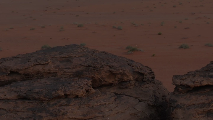 تكوينات صخرية في صحراء شاسعة، لقطة من الأرض.