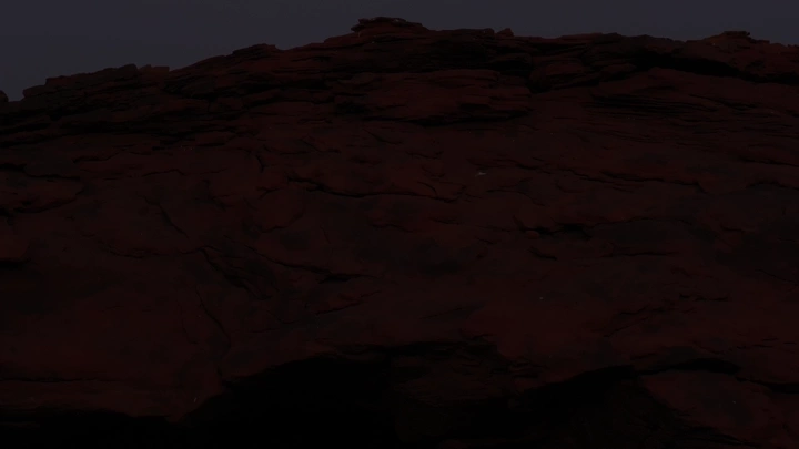 صخور تحت ضوء القمر في الليل، لقطة من الأرض وظهور القمر.