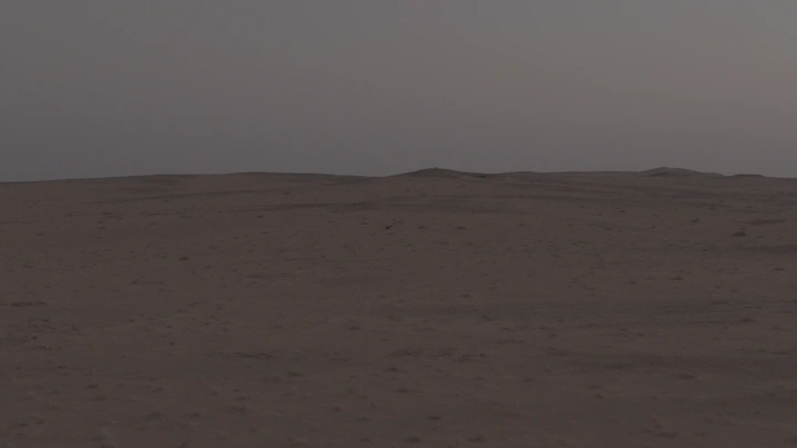 صحراء واسعة عند الغروب ، لقطة جوية .