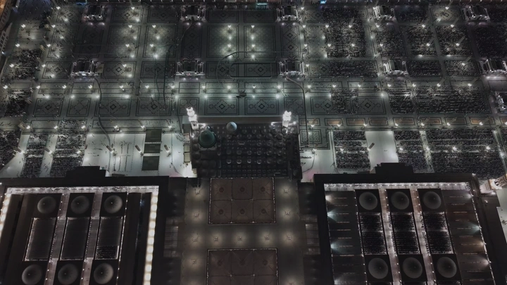 المسجد النبوي ليلاً أثناء صلاة التراويح، لقطة جوية.