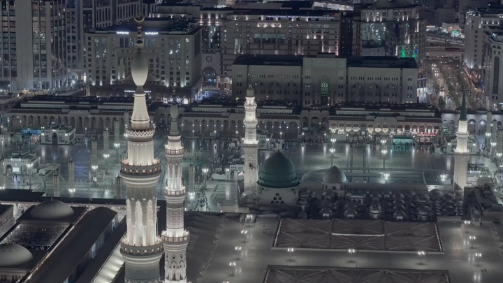 المسجد النبوي في المدينة المنورة ليلاً أثناء صلاة التراويح، لقطة جوية.