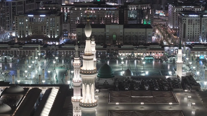 المسجد النبوي في المدينة المنورة أثناء صلاة التراويح، لقطة جوية ليلية.