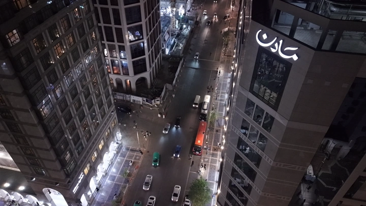 لقطة جوية للمشاة والسيارات بالقرب من المسجد النبوي ليلاً.