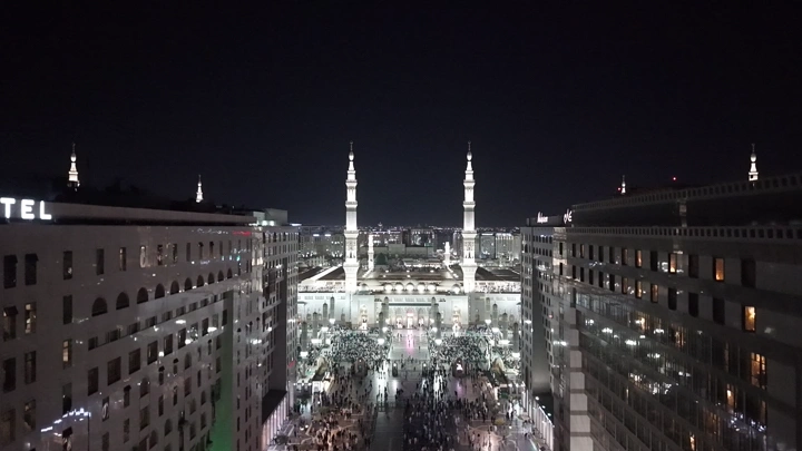 لقطة جوية للمسجد النبوي في الليل أثناء صلاة التراويح.
