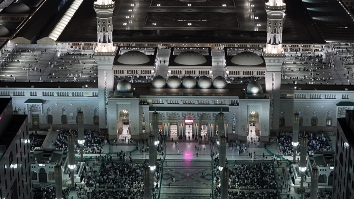لقطة جوية للمسجد النبوي أثناء صلاة التراويح ليلاً.