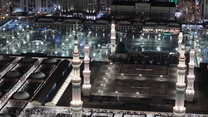 المسجد النبوي أثناء صلاة التراويح ليلاً، لقطة جوية.