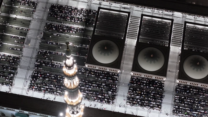 المسجد النبوي ليلاً أثناء صلاة التراويح، لقطة جوية.