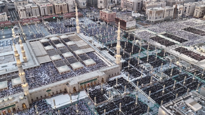 المسجد النبوي في المدينة المنورة نهارًا، لقطة جوية.