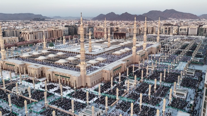 المسجد النبوي في المدينة المنورة، لقطة جوية نهارية.