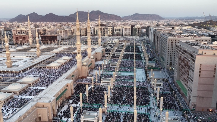 لقطة جوية للمسجد النبوي في المدينة المنورة خلال النهار.