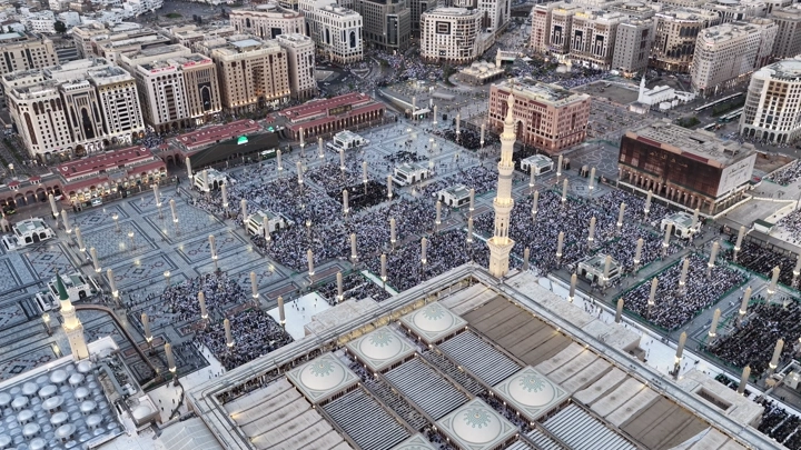 لقطة جوية للمسجد النبوي في المدينة المنورة خلال النهار.