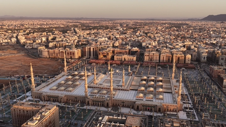 لقطة جوية للمسجد النبوي في المدينة المنورة خلال النهار.