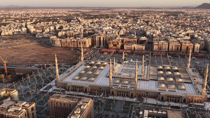 المسجد النبوي في المدينة المنورة عند الغروب، لقطة جوية.