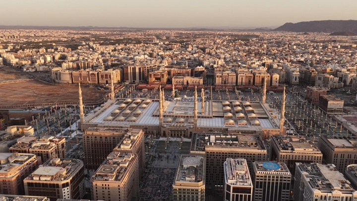 لقطة جوية للمسجد النبوي وقت الغروب في المدينة المنورة.