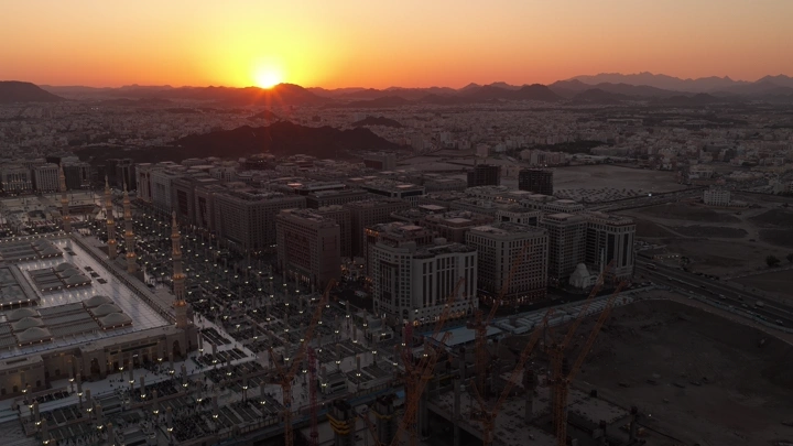 لقطة جوية للمسجد النبوي وقت الغروب في المدينة المنورة.
