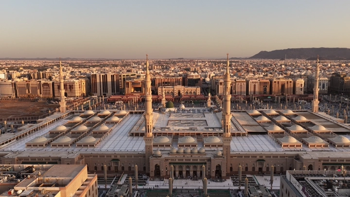 المسجد النبوي في المدينة المنورة وقت الغروب، لقطة جوية.