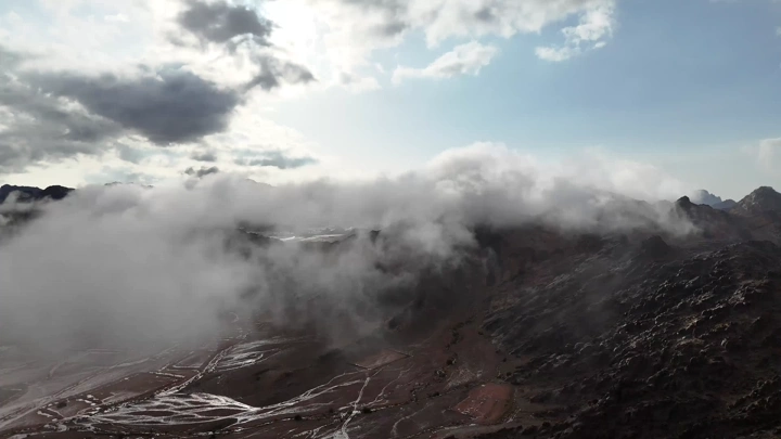 غيوم فوق جبال الرعيلة حائل أثناء المطر، لقطة جوية.