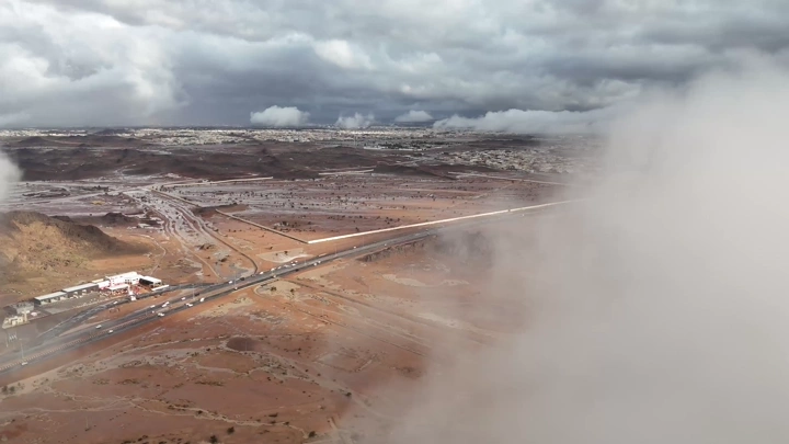 لقطة جوية لغيوم الرعيلة فوق جبال حائل أثناء المطر، تصوير جوي.