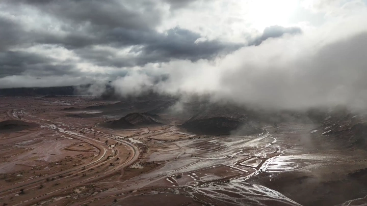 لقطة جوية لغيوم فوق جبال الرعيلة حائل أثناء المطر.