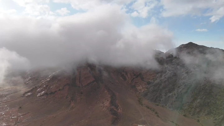 غيوم الرعيلة فوق جبال حائل أثناء المطر، لقطة جوية.
