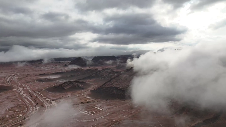 لقطة جوية لغيوم فوق جبال الرعيلة حائل أثناء المطر، تصوير درون.