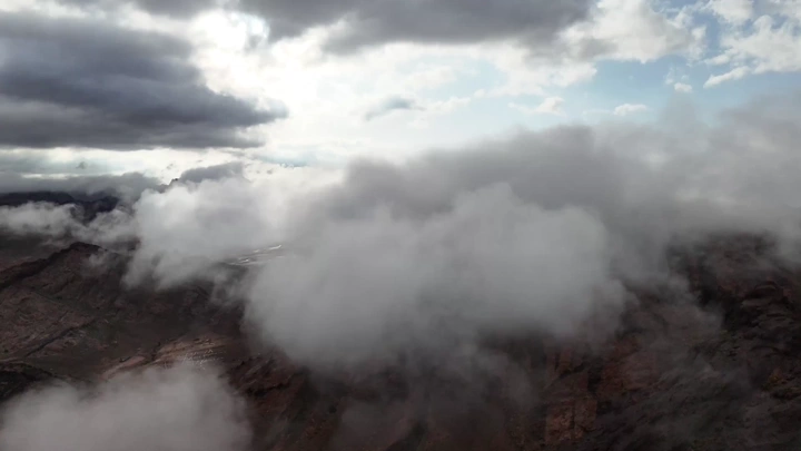 لقطة جوية لغيوم فوق جبال الرعيلة حائل أثناء المطر.