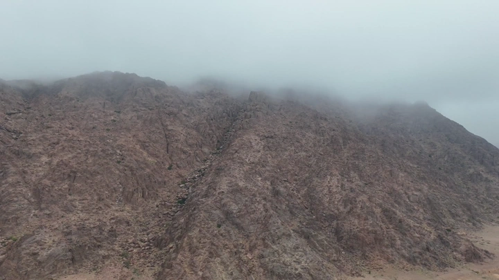 تضاريس جو الجبلية في حائل مغطاة بالضباب أثناء المطر، لقطة جوية.