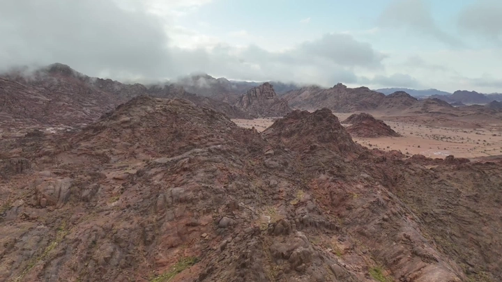 الرعيلة اثناء هطول المطر في منطقة حائل تحت الغيوم، لقطة جوية.